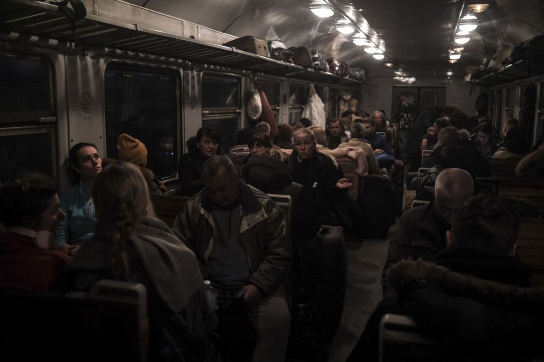  Украинци пътуват във трен от Пшемишъл, Полша, за Лвов, Украйна. Много украинци взеха решение да се върнат в страната, с цел да се борят против съветската инвазия. Снимка: ЕПА/БГНЕС 