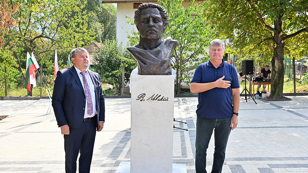 El Prof. Dr. Iván Gavrilov ( a la derecha) y el alcalde de Chiprovtsi, Plamen Petkov, en la inauguración del monumento.