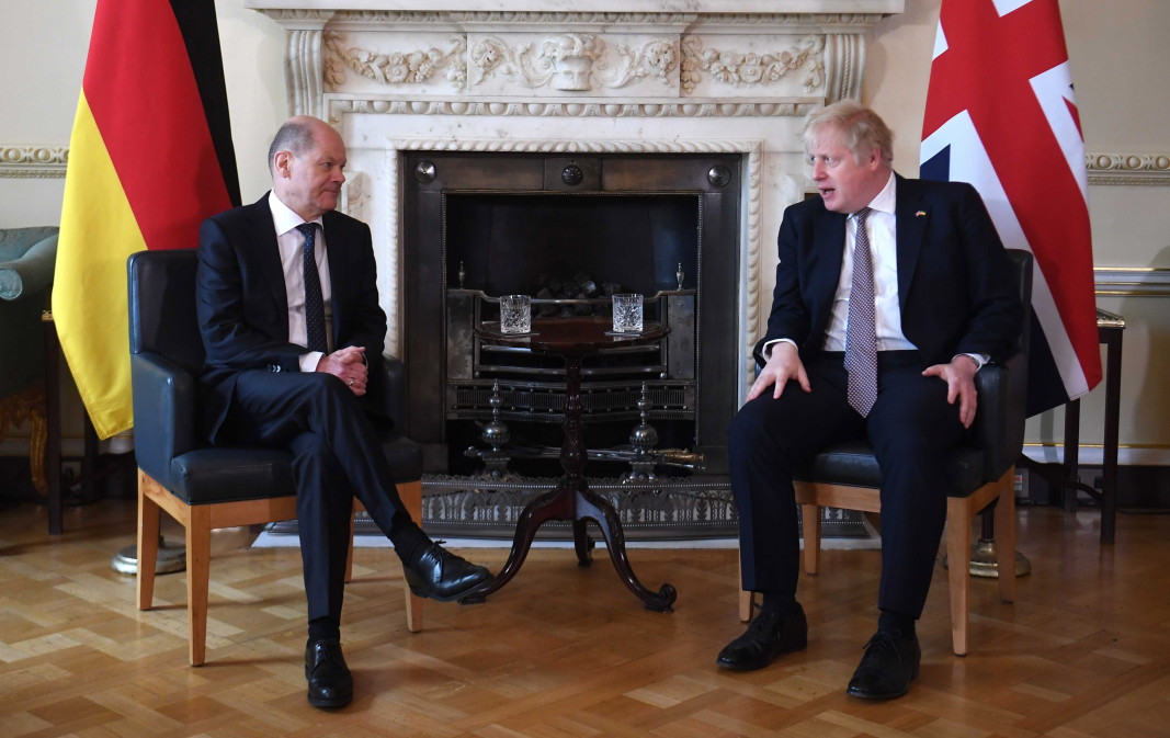 Британският премиер Борис Джонсън (вдясно) се среща с германския канцлер Олаф Шолц на Даунинг Стрийт 10 в Лондон, Великобритания, 8 април 2022 г./Снимка: ЕПА/БГНЕС