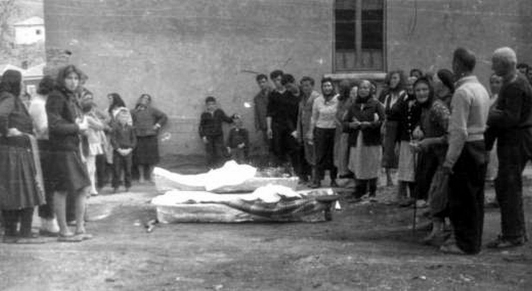 Жертви от наводнението в Згориград през 1966 година        Снимка: Държавен архив - Враца