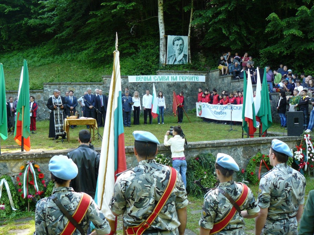 Отбелязване на годишнината от смъртта на Георги Бенковски в лобното му място в местността Костина през 2010 г.
