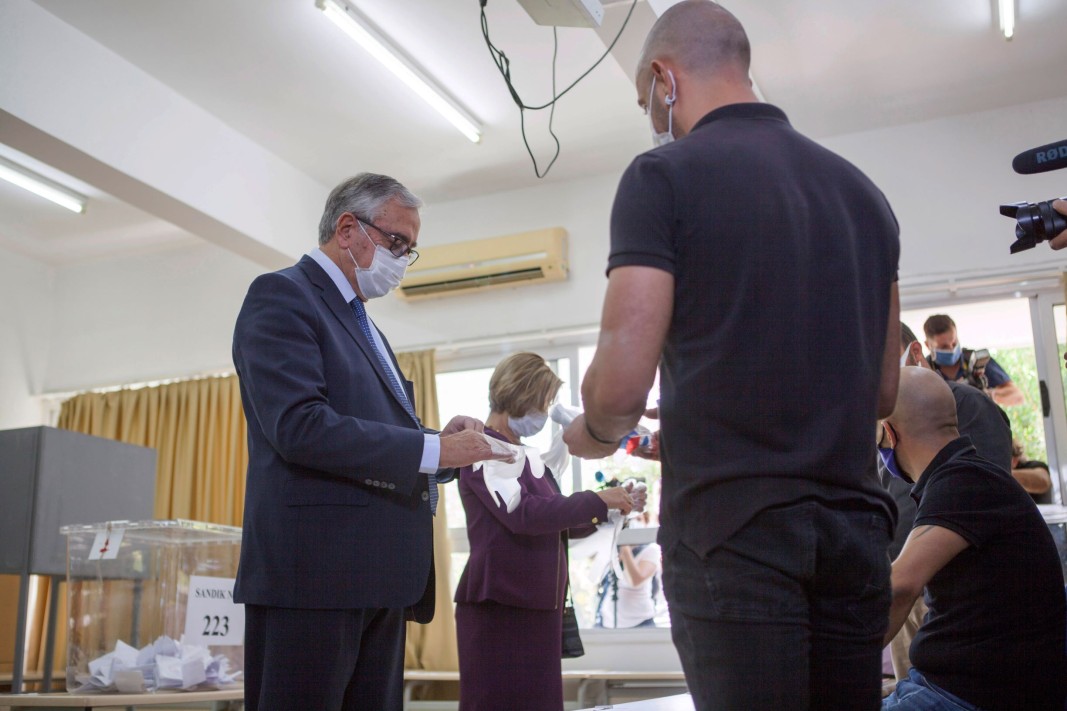 Президентът на СКТР Мустафа Аканджъ гласува на изборите