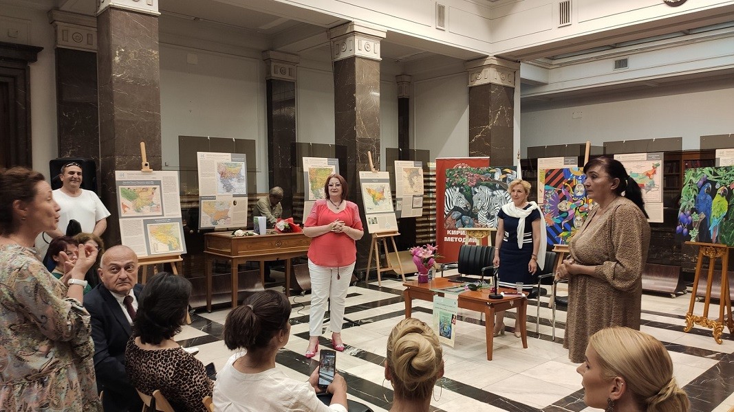 На представянето на книгата в Националната библиотека в София с Райна Манджукова и Лили Спасова от Изпълнителната агенция за българите в чужбина