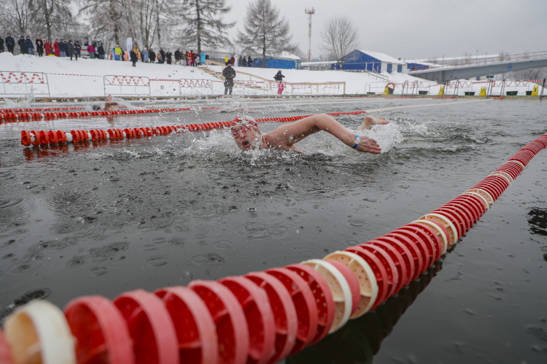 Мъж плува в ледените води на река Москва по време на Първото намерено зимно състезание на съветската столица по плуване, 5 февруари 2022 година Двеста души вземат участие в надпреварата в разнообразни плувни дисциплини./ЕРА/БГНЕС 