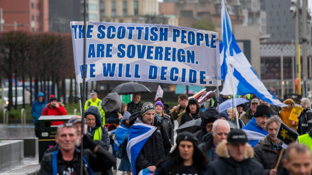  Шотландският народ е самостоятелен и самичък ще реши, считат участниците в митингите против решението Шотландия да не може да организира референдум за самостоятелност без позволение от Лондон Снимка: ЕПА/БГНЕС 