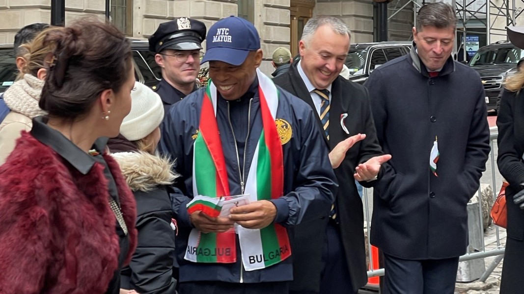 Мэр Нью-Йорка принимает болгарские символы