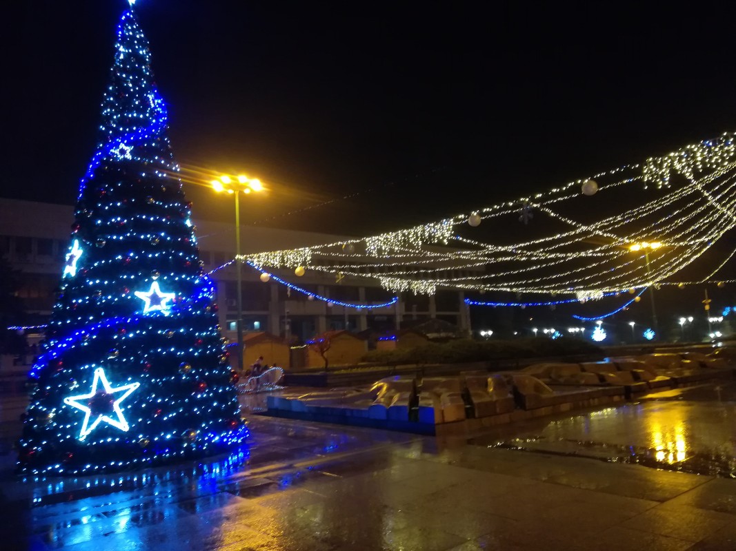 Коледна украса на площад