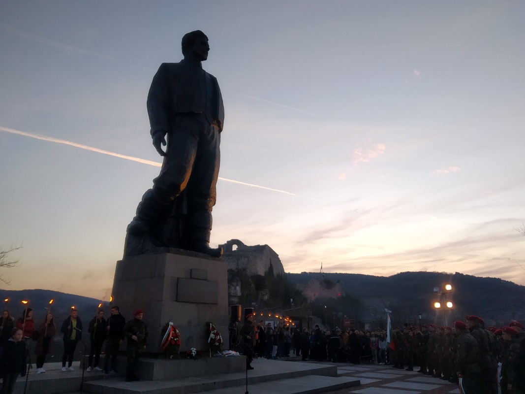 В Ловеч пред паметника на Васил Левски се проведе тържествена церемония по повод годишнината.    Снимка: Пламен Христов