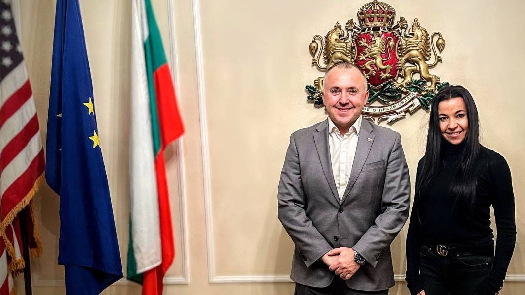 Силвия Тасева с генералния консул Ангел Ангелов