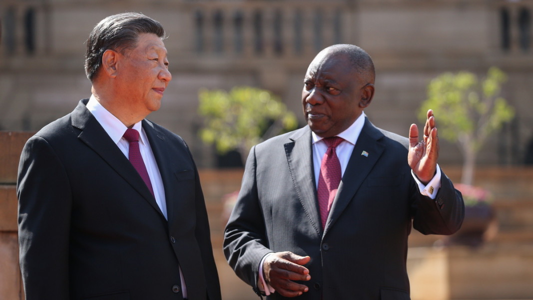 Държавните глави на Китай и Южна Африка Си Дзинпин и Сирил Рамафоса на срещата на върха на БРИКС в Йоханесбург  Снимка: ЕПА/БГНЕС