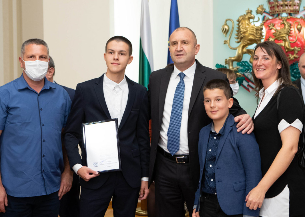  Президентът Румен Радев връчи награди на името на Джон Атанасов Снимка: Президентство 