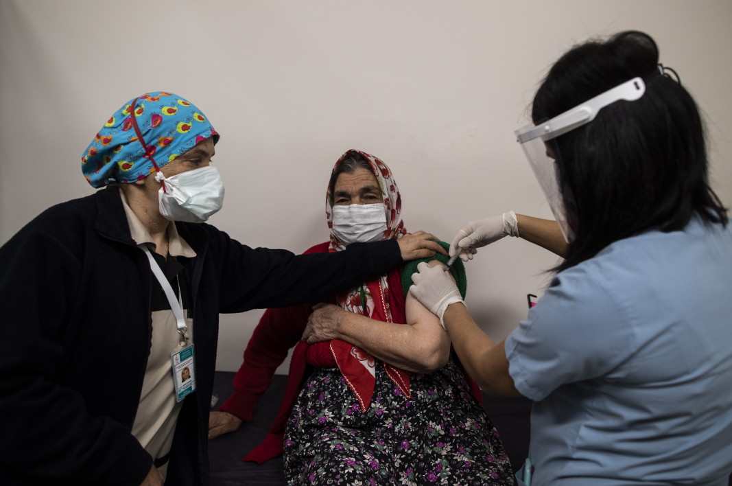 Снимката е илюстративна - ваксинират възрастна жена в болница Sancaktepe Education and Research Hospital в Истанбул - януари 2021 г.