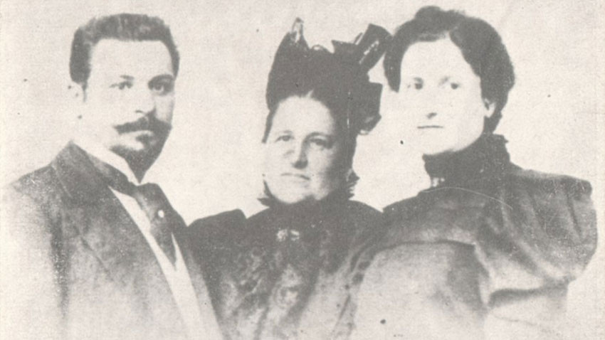 Венета вместе с сыном Димитром и дочерью Иванкой
