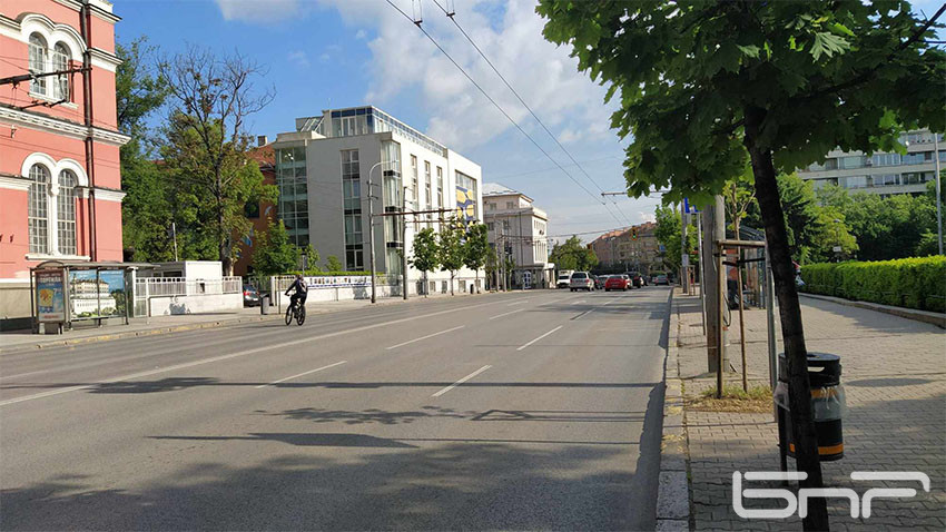 Тролейбусните спирки пред НХА и Националната библиотека са пусти / Снимка: Мария Бояджиева