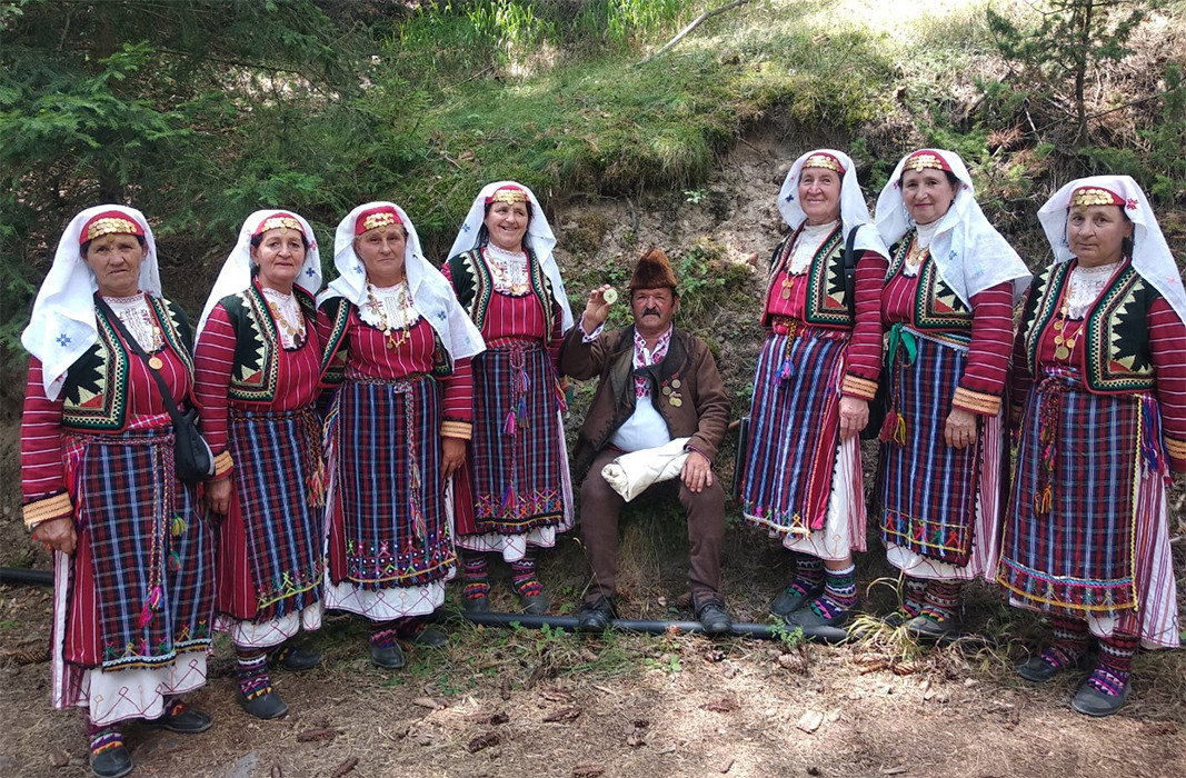 Станислав Драмсъзов с групата от село Припек