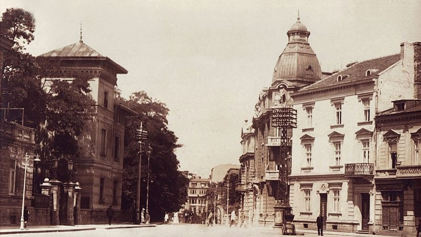Сградата на ул. „Московска“ (високата постройка вдясно)