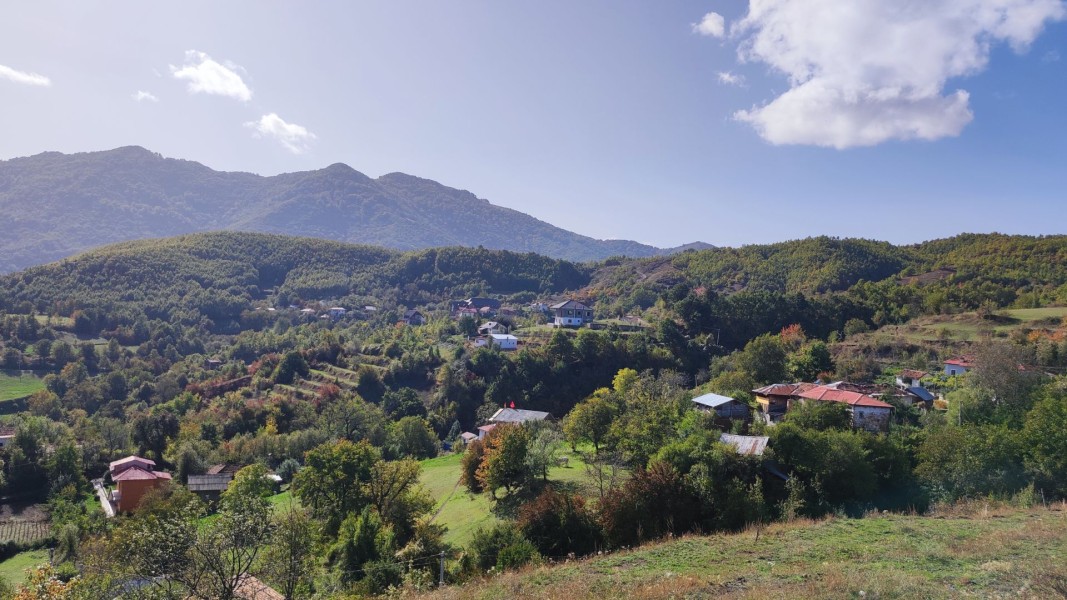село Големо Острени, Източна Албания