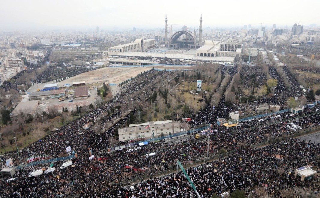 Джамията „Мосалах“ в Техеран се оказа тясна за вярващите, искащи да присъстват на молитвата на аятолах Али Хаменей.