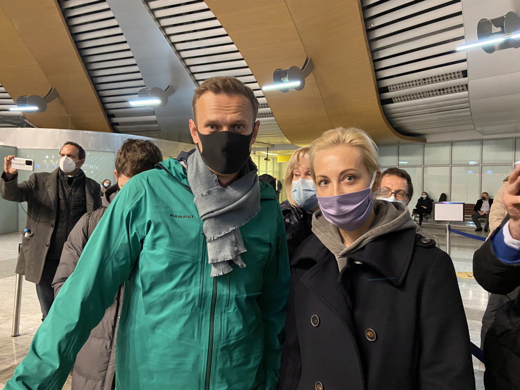 Алексей Навални със съпругата си Юлия на летище Шереметиево