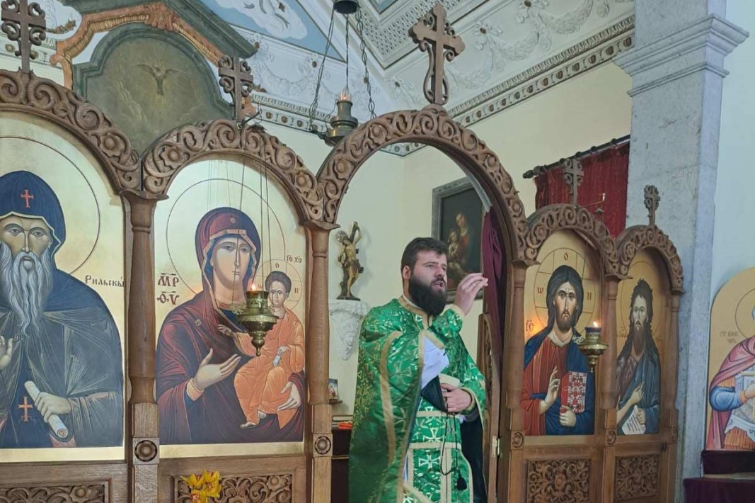 Служба на отец Захарий Бозов в българския храм в Линда-а-Веля