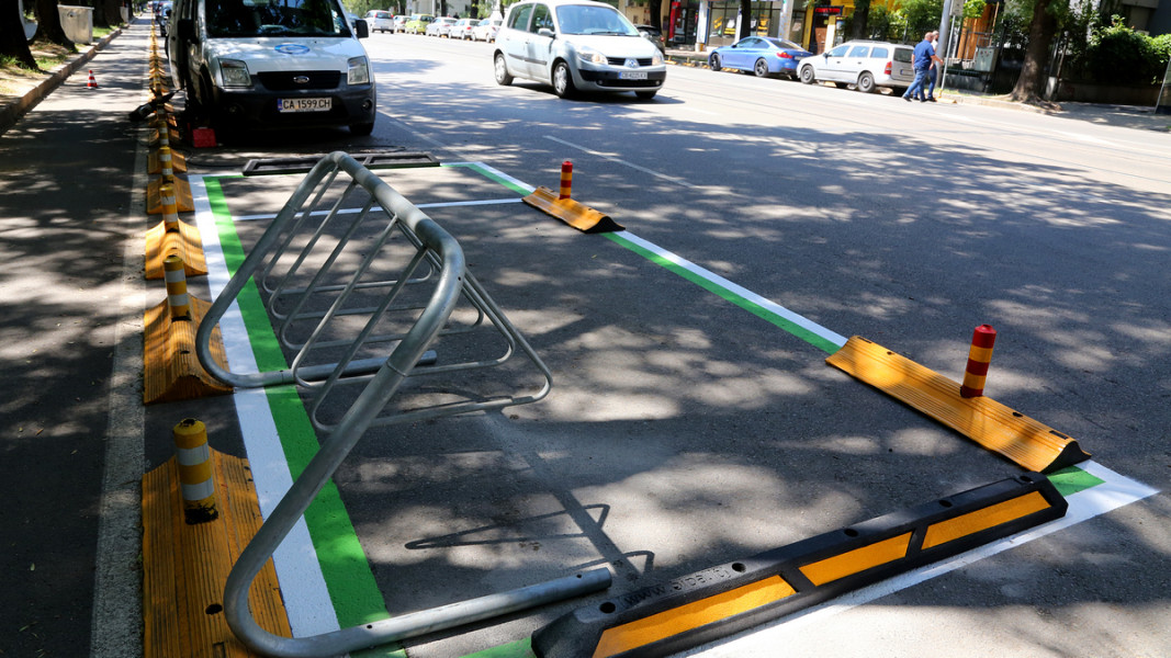 Изобретението на Божидар Христов и Боян Захариев елиминира недостатъците на стандартните стойки за велосипеди в градска среда. Снимка: БГНЕС