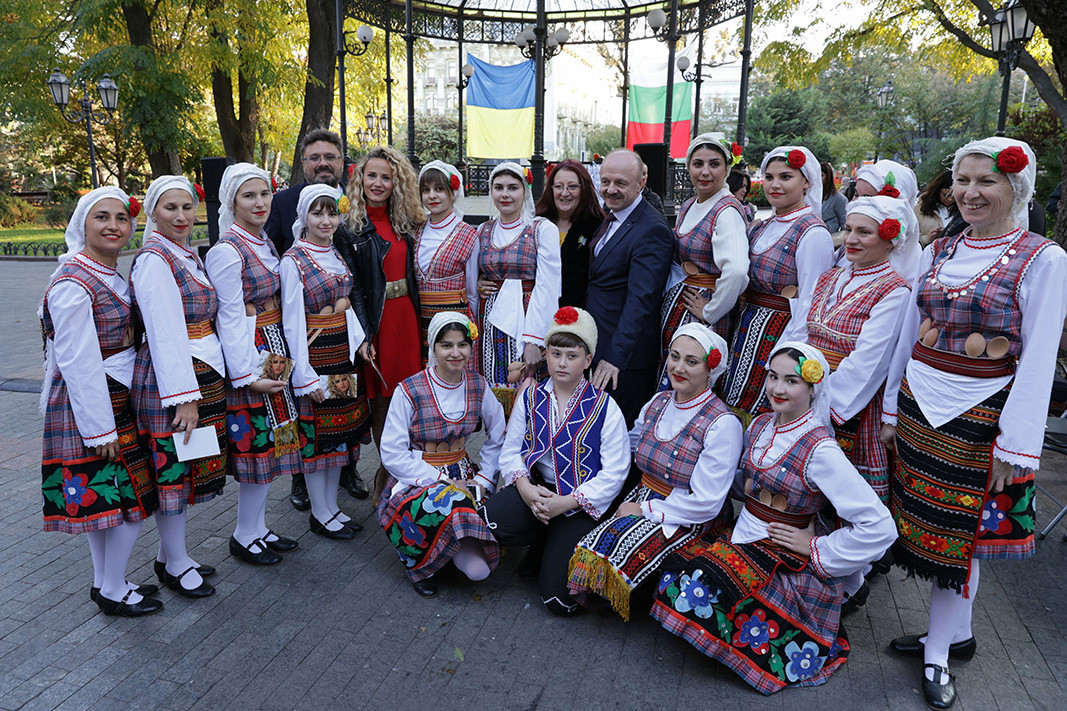 Райна Мандужокова (в центре) на празднике в Одессе