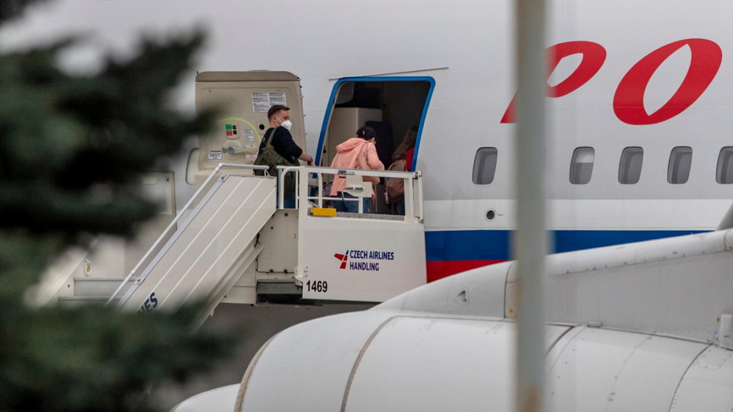 Служители на посолството на Руската федерация напускат Чешката република.