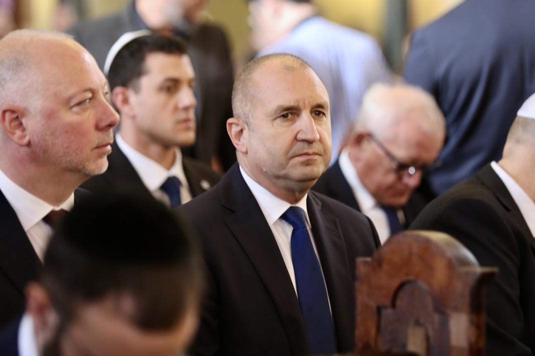 Председателят на НС Росен Желязков и президентът Румен Радев в Софийската синагога/БГНЕС