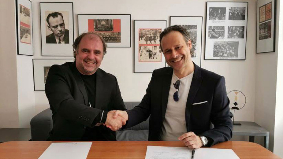 Директорът на Софийската филхармония Найден Тодоров и гост-диригентът Саша Гьотцел подписаха споразумение за съвместна работа.