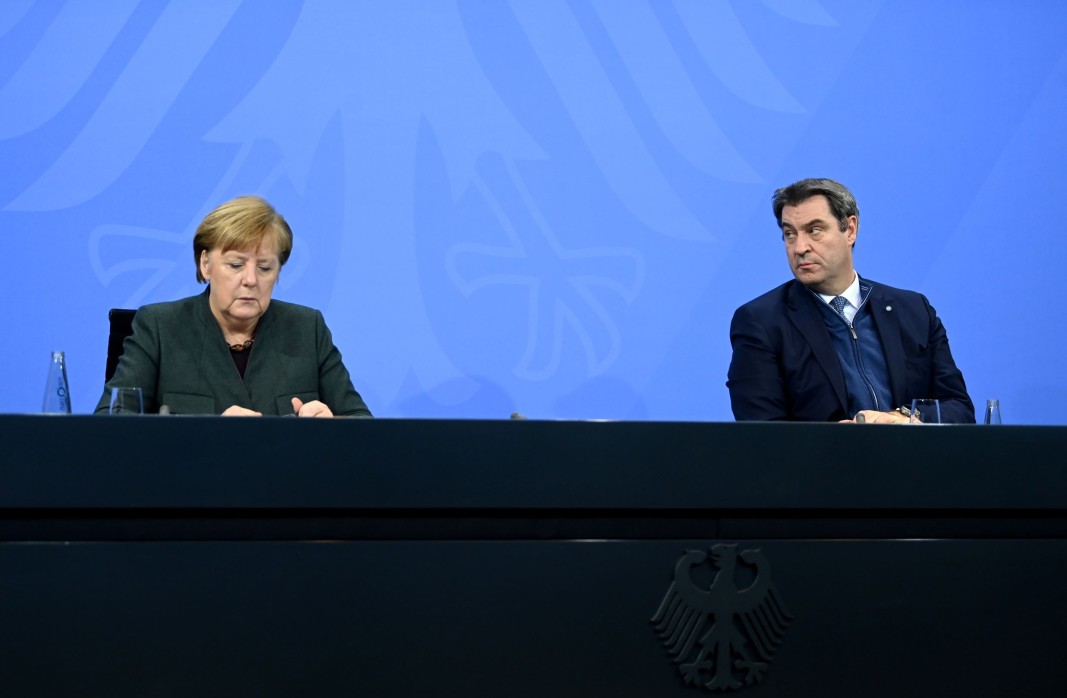  Канцлерът на Германия Ангела Меркел и министър председателят на Бавария Маркус Зьодер 