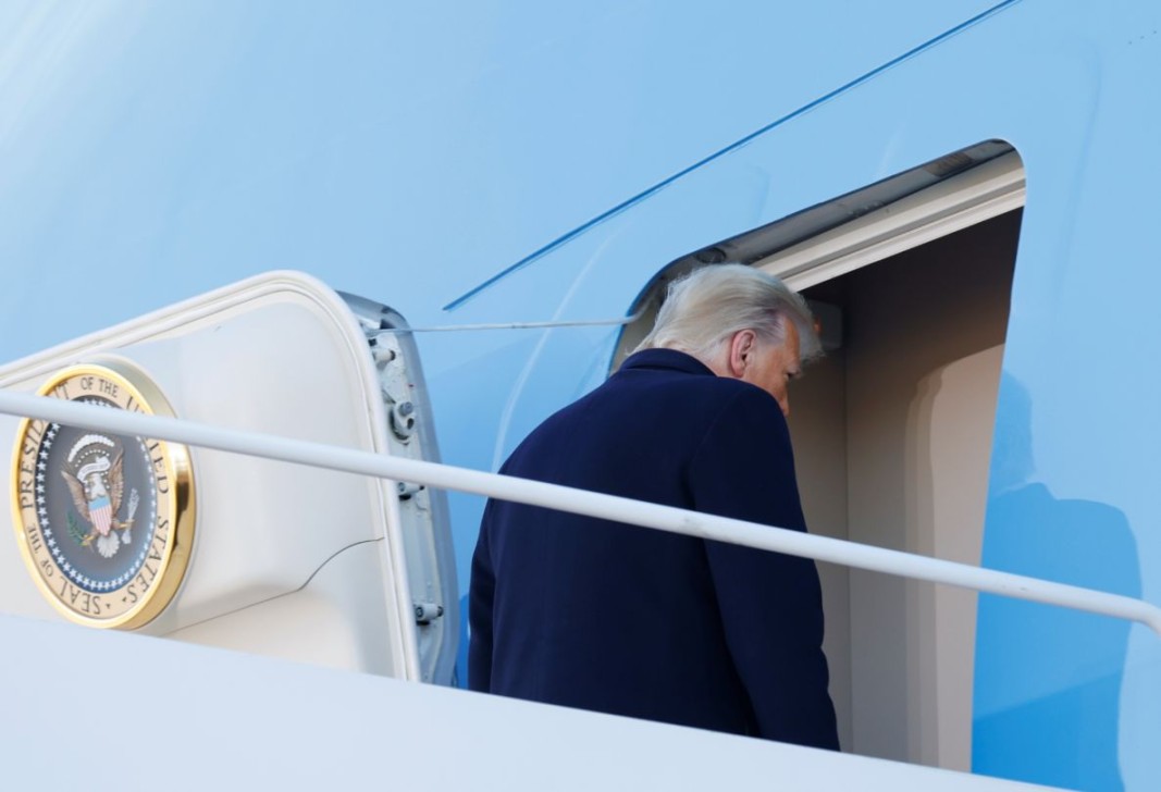 Тръмп се качава на борда на Air Force One в посока имението Мар-а-Лаго във Флорида