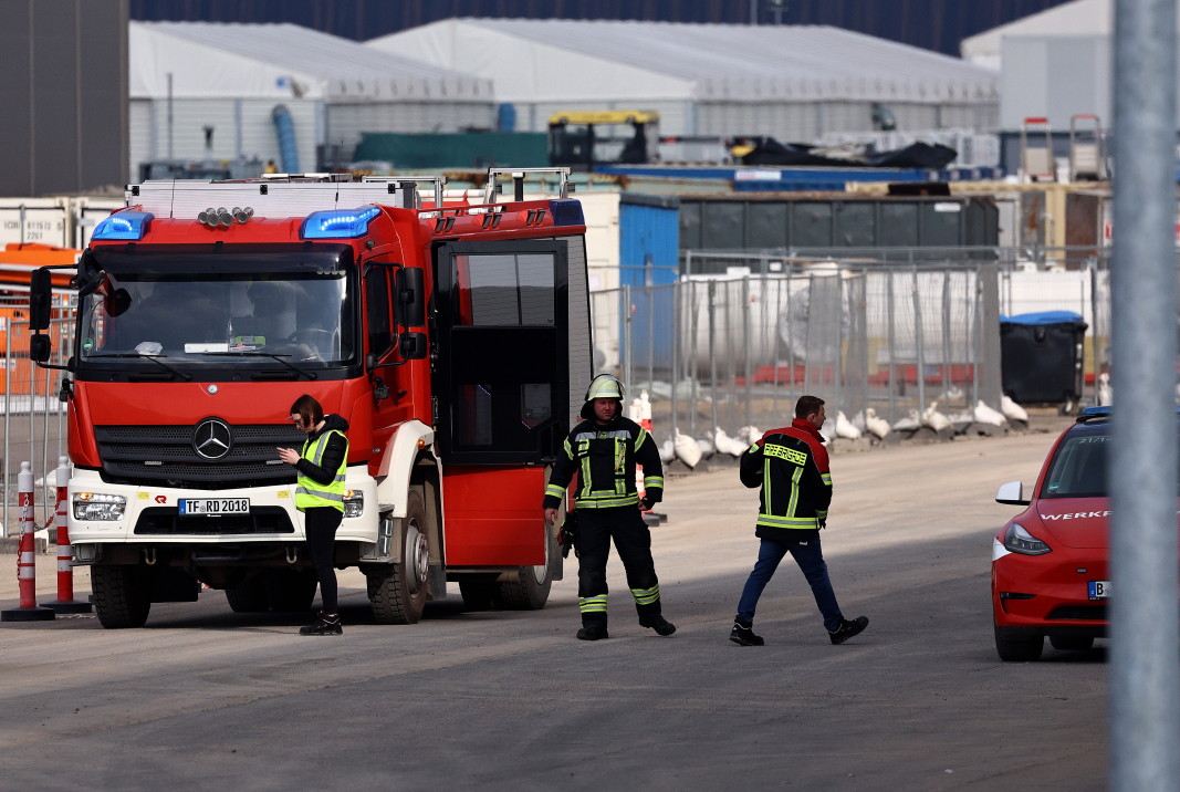 Пожарна бригада проверява сградите на завода на Tesla близо до Берлин