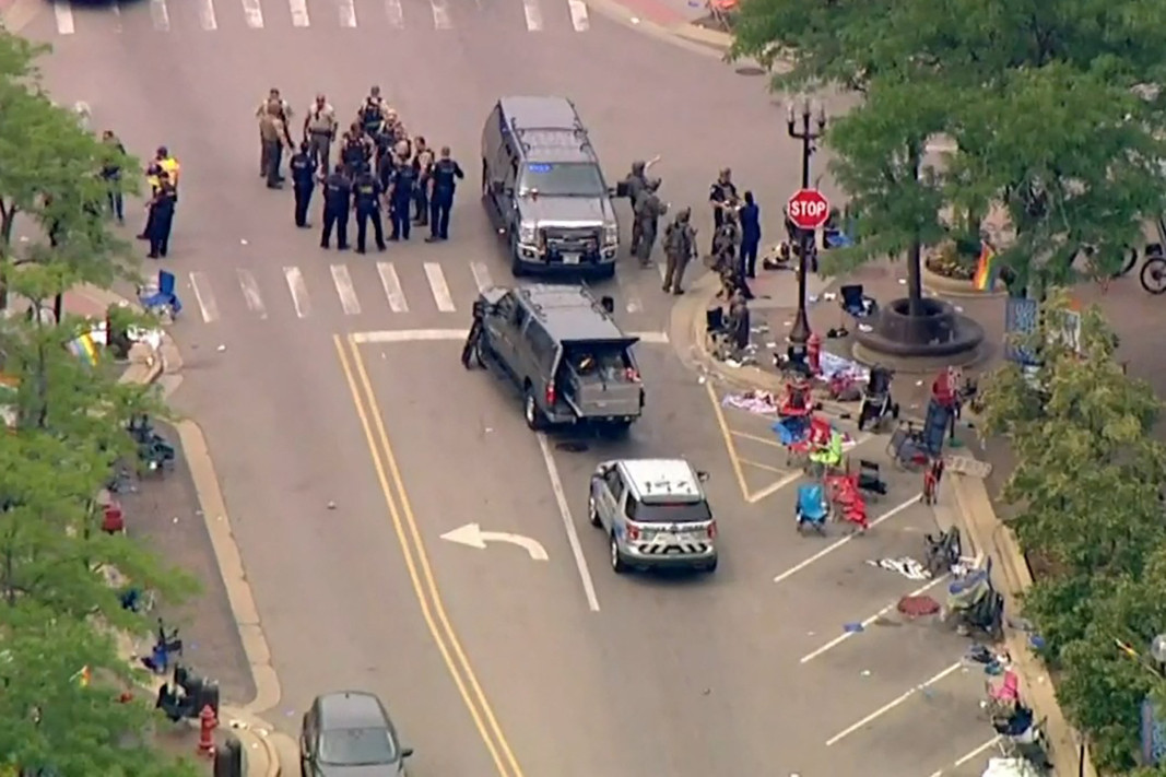 Полицейски автомобили след масова стрелба на парада за 4-ти юли на Хайленд парк