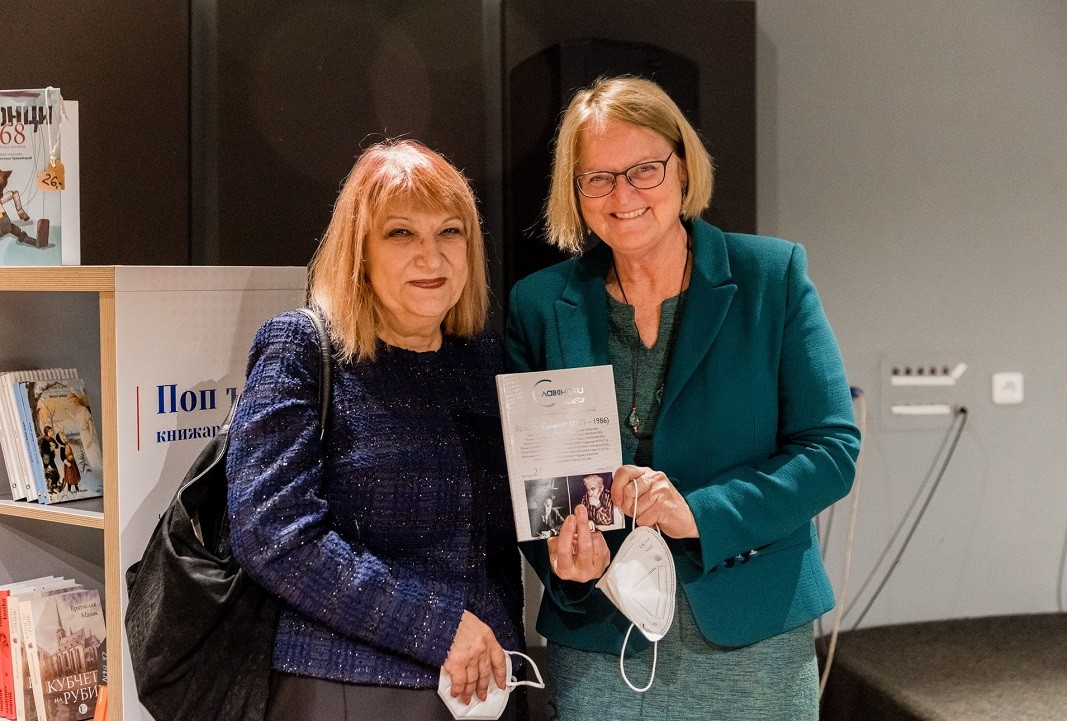 Prof. Jorjeta Çolakova ve Çek Cumhuriyeti'nin Sofya konsolosu Olga Zdralkova derginin yeni sayısının tanıtımında.