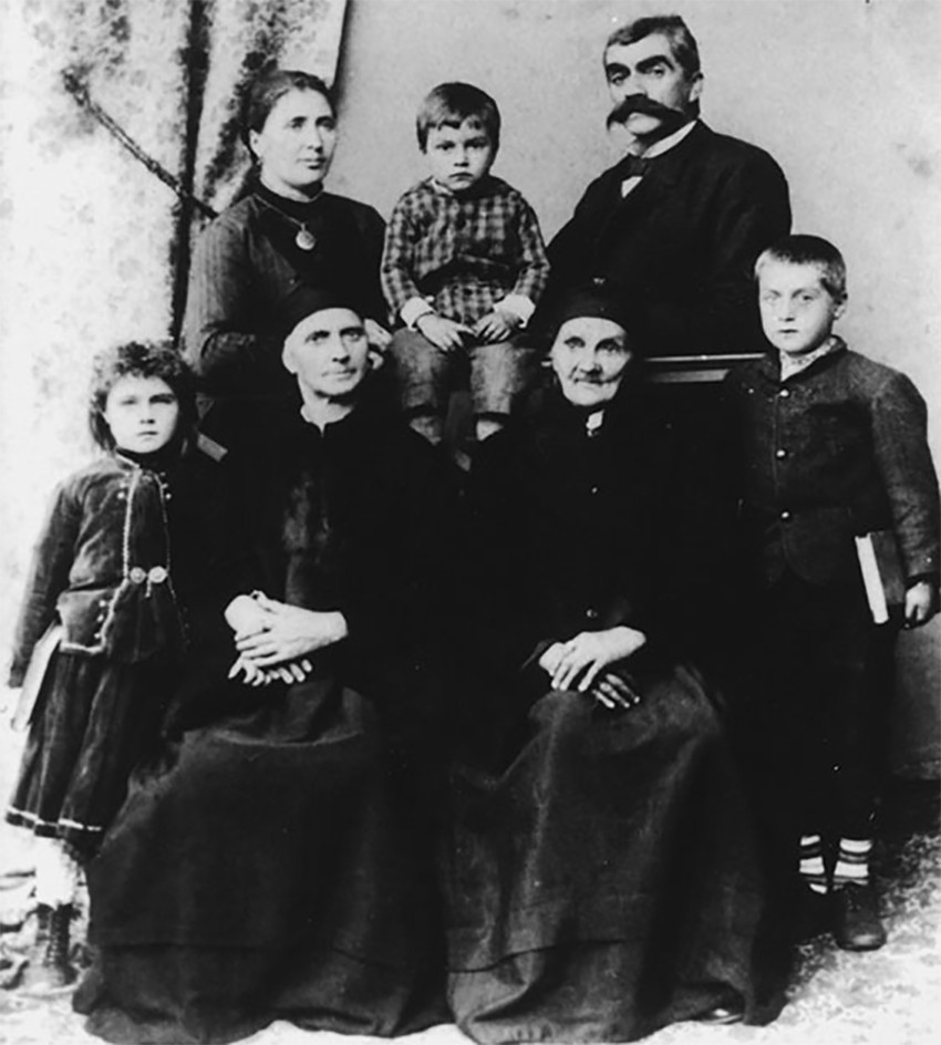 Jana, la hermana de Levski (sentada, a la derecha), con su hija Guina y su familia