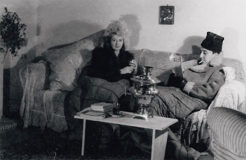 Lesley Blanch et Romain Gary dans leur appartement à Sofia. Début 1947 des copies de cette photo, la seule qu'ils ont gardée de leur séjour en Bulgarie, sont envoyées à des amis comme des cartes de vœux