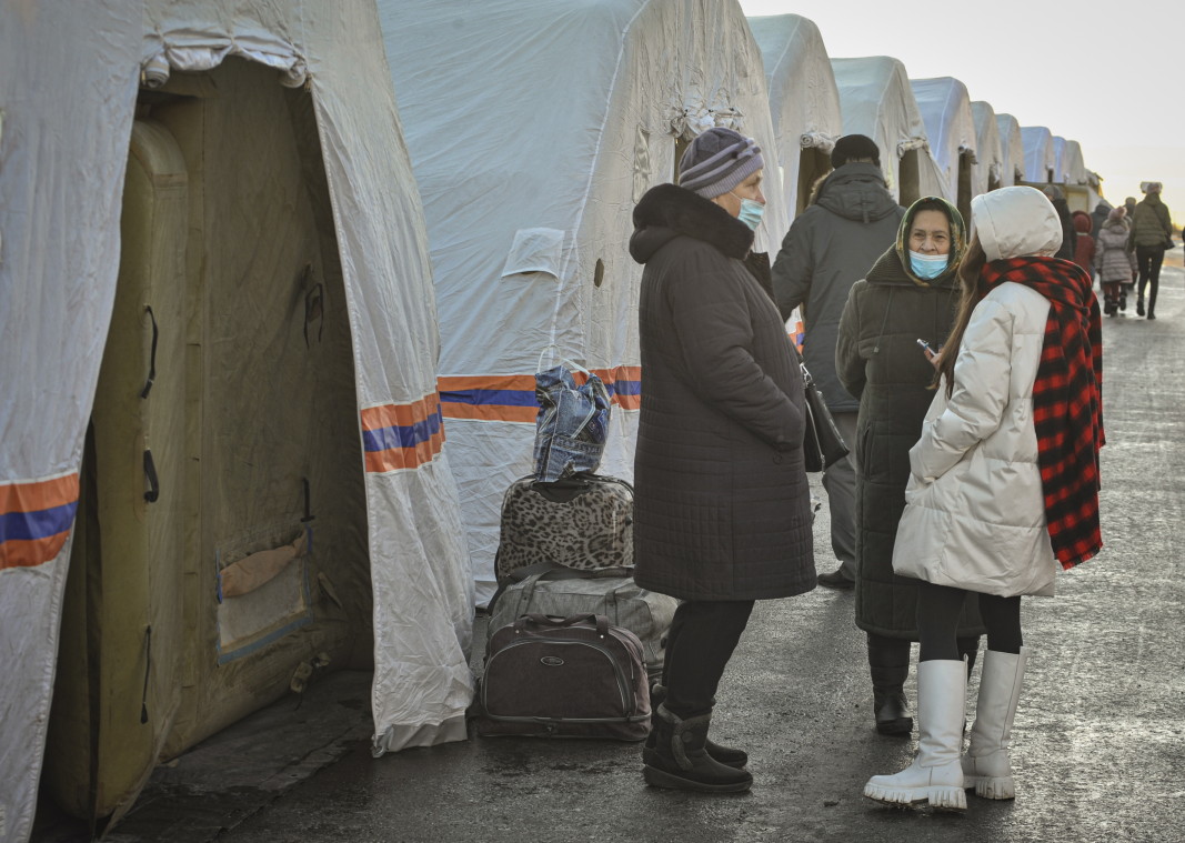  Жители на самопровъзгласилата се Донецка национална република са настанени в палатки в бежанския лагер в Ростов на Дон, Ростовска област, Русия, 19 февруари 2022 г./Снимка: ЕРА/БГНЕС 