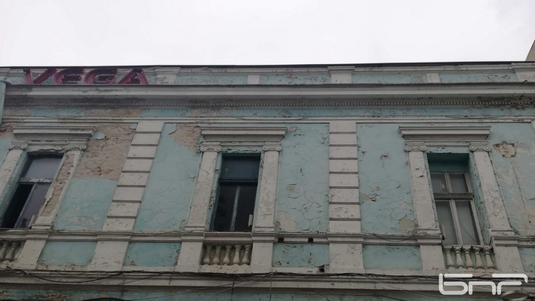 Рушаща се стара сграда в центъра на Бургас   Снимка: Яна Боянова