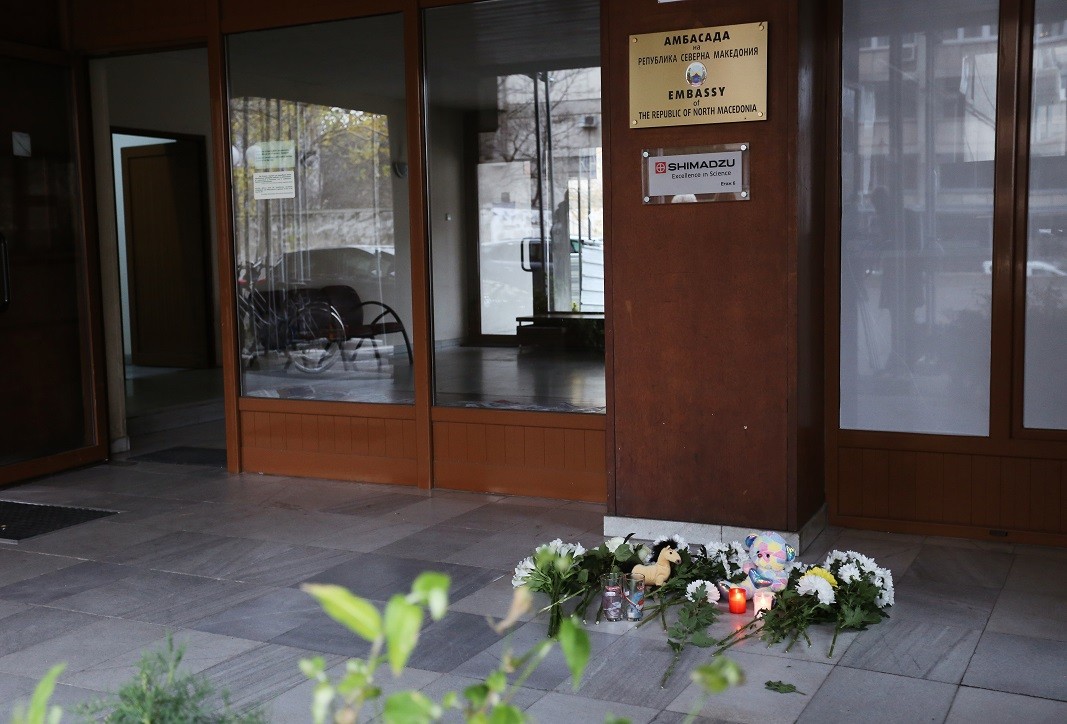 Vatandaşlar Kuzey Makedonya'nın Sofya Büyükelçiliği önünde çiçekler bıraktı.