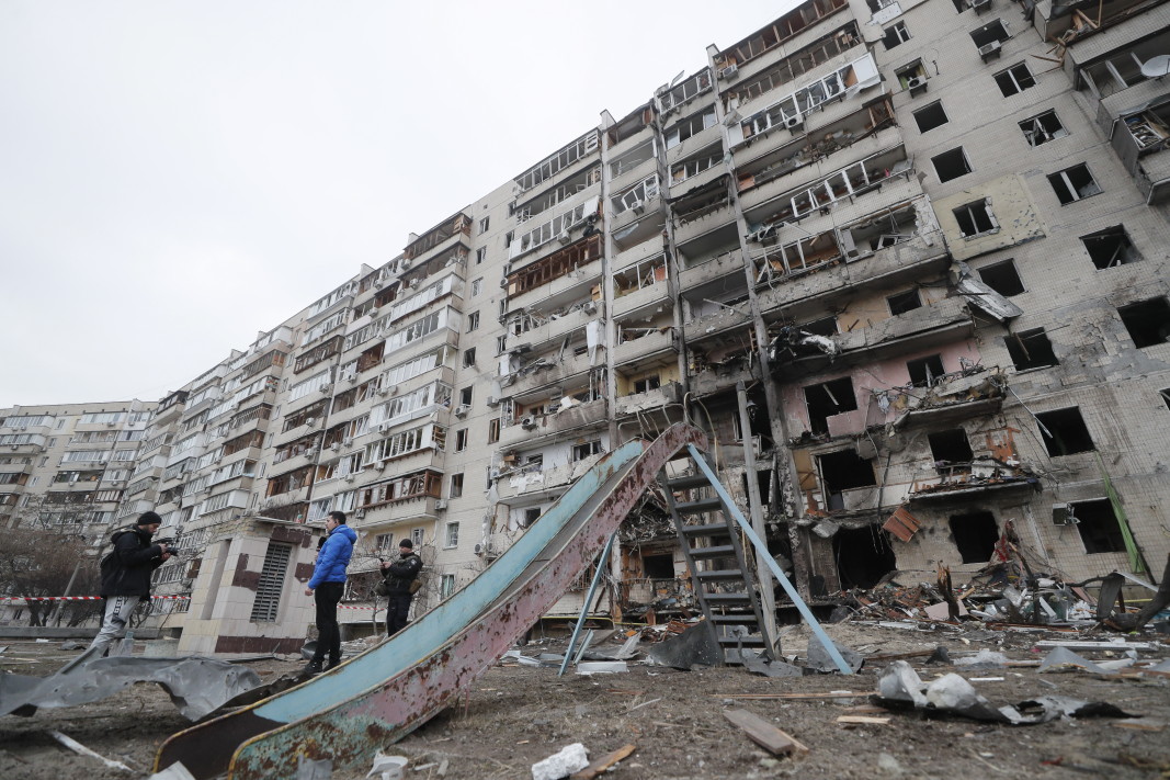 Последици от обстрел през нощта в жилищен квартал в Киев, снимка: ЕПА/БГНЕС