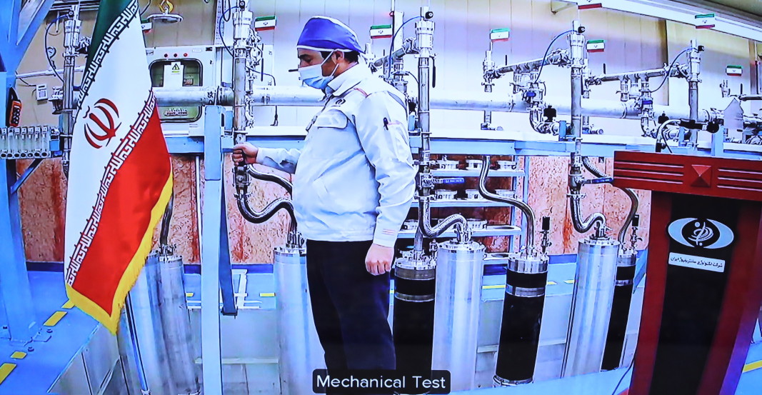  Снимка, предоставена от иранския президентски офис, демонстрира по какъв начин механик работи в иранския цех Натанз за обогатяване на уран по време на видеоконференция с президента Хасан Рухани във връзка Деня на нуклеарните технологии в Иран, Техеран, 10 април 2021 година 