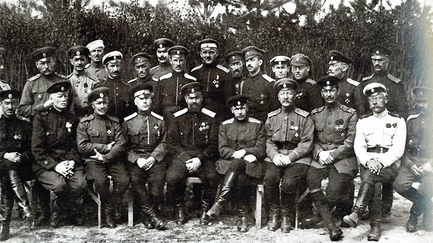 General Kuenov'un başında bulunduğu Birinci Ordu Kolordusu subayları , Veliko Tırnovo 6 Nisan 1922 .