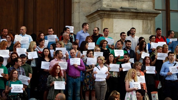 Няколко десетки румънски магистрати се събраха на протест пред Апелативния