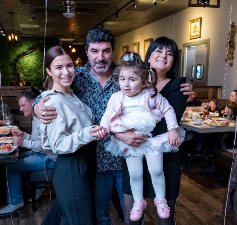 Румен Стефанов със съпругата си Владимира и дъщерите си Касандра и Божена