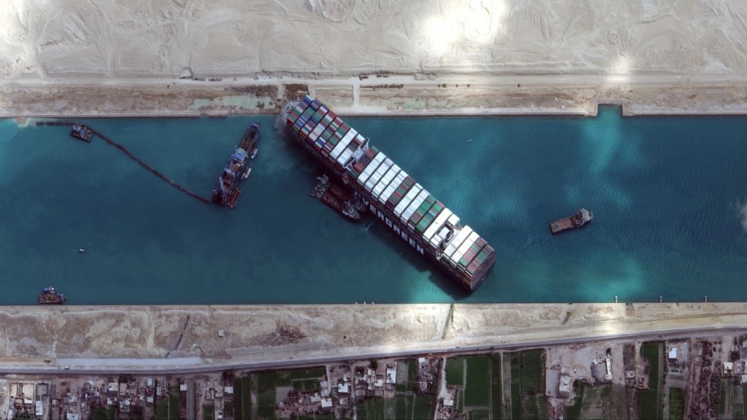 Заседналия кораб в Суецкия канал
