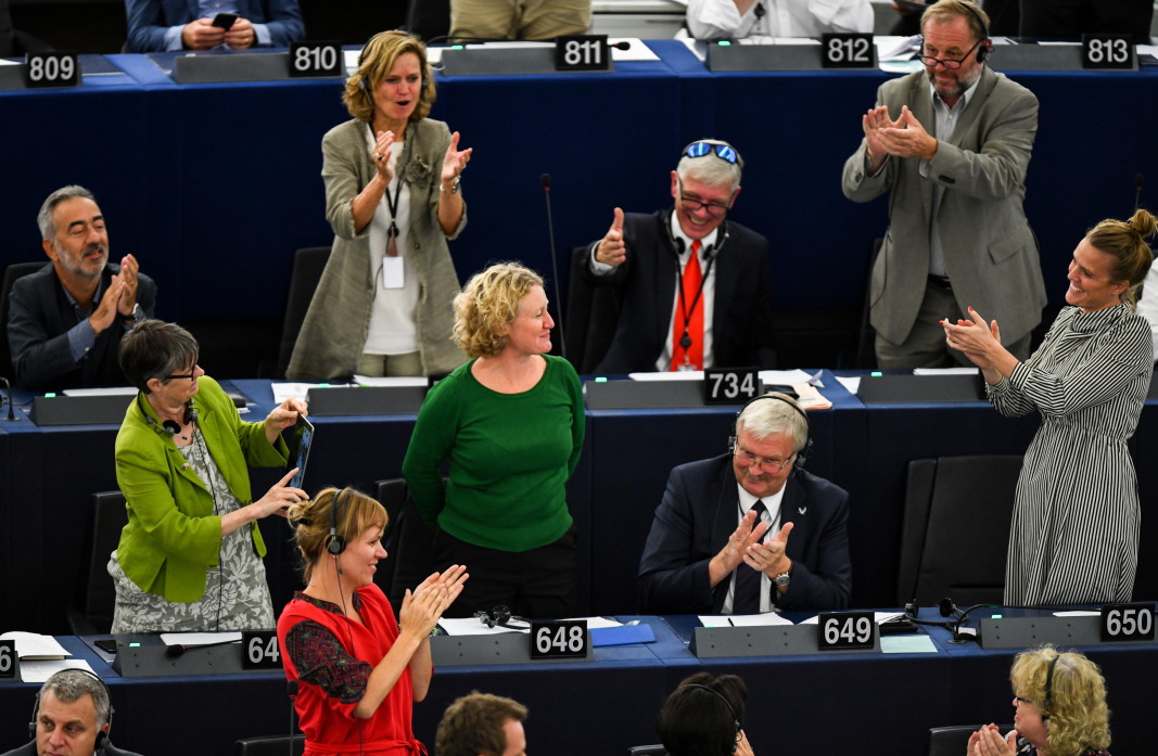 Докладчикът за Унгария в Европарламента Юдит Сархентини приема овации на свои колеги след вота за задействане на процедура, която може да лиши членката на ЕС от право на глас в Европейския съвет.
