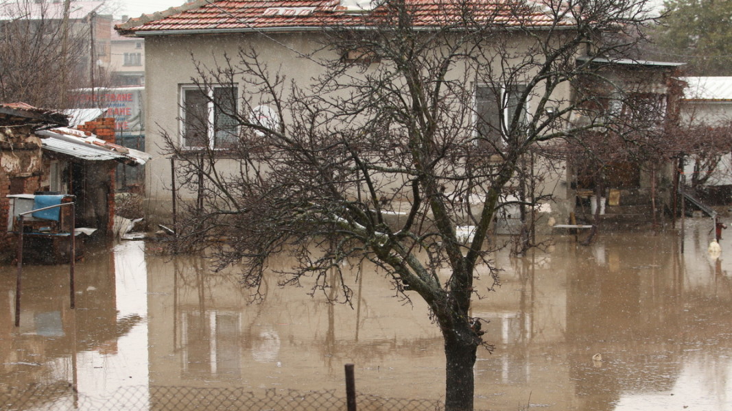 В Софийско редица домове вчера осъмнаха с наводнени дворове Снимка: БГНЕС