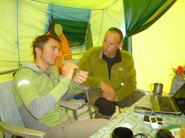 Николай Петков взема интервю от легендарния швейцарски алпинист Ули Щек в Базопвия лагер на Гашербрум 1, 2009 г. Тогава е осъщетсвено пърото българско изкачване на осемхилядния връх. Ули загива през 2017 г. в опит да изкачи Еверест по Западния ръб.