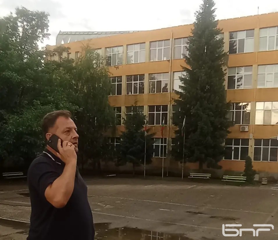 Кметът на Велико Търново Даниел Панов в училище Вела Благоева.