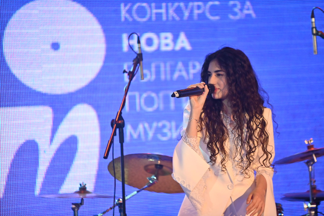 17-годишната MIRAIN изпълни песента си „Време“.